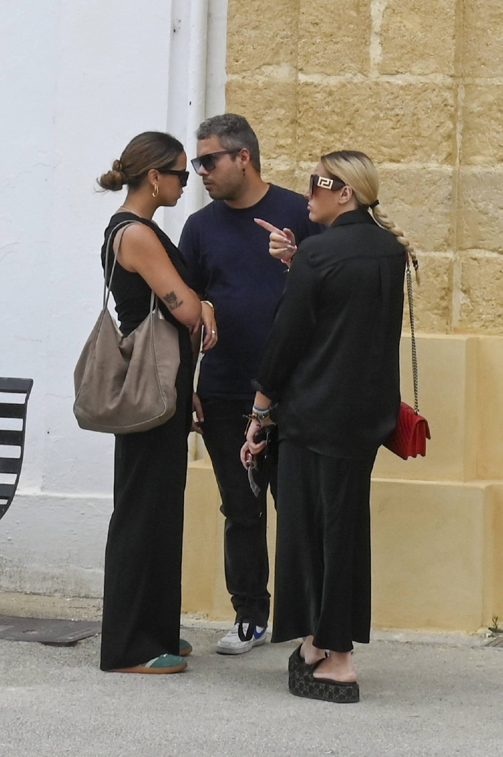 Gloria Camila, Jos&eacute; Fernando y Roc&iacute;o Flores en el funeral de Michu. (Foto: Gtres)
