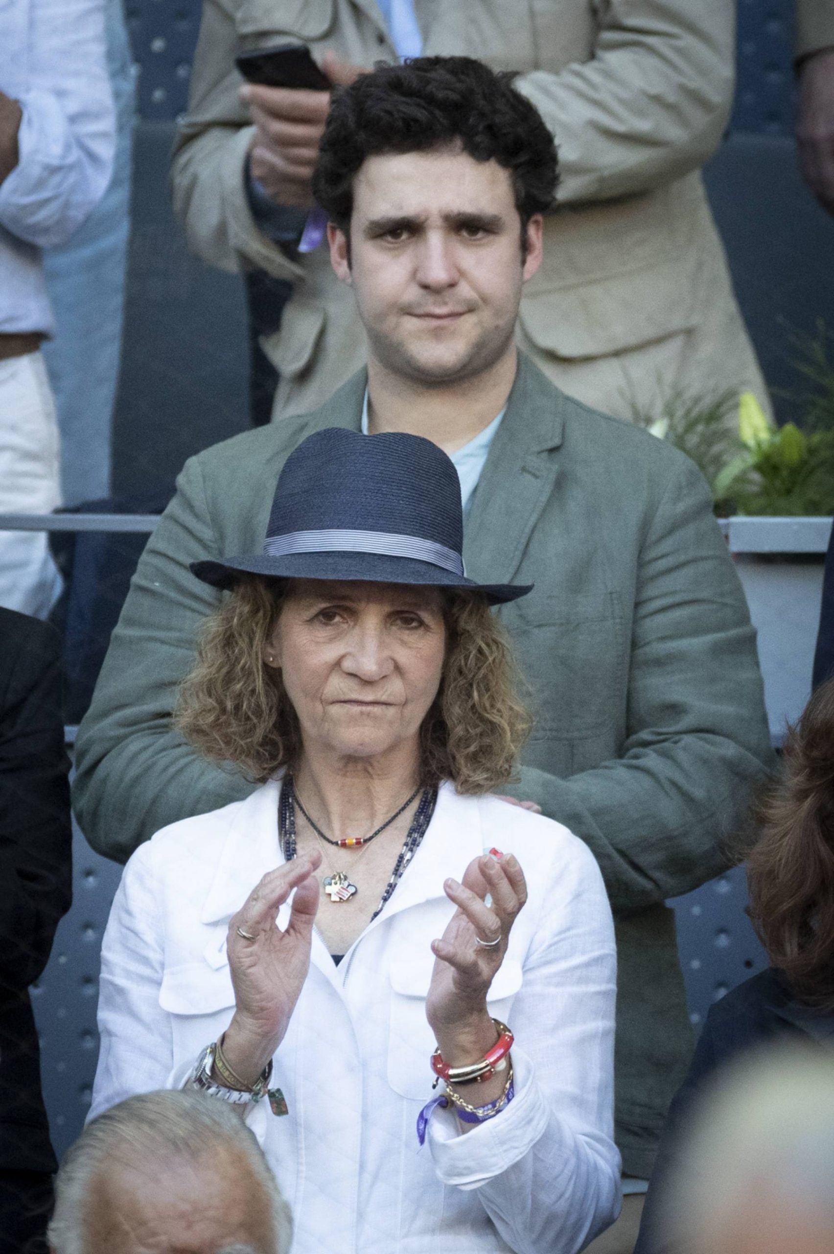 Froil&aacute;n de Marichalar junto a su madre, la infanta Elena, en Las Ventas. (Foto: Gtres)