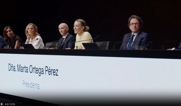 Marta Ortega y Jos&eacute; Arnau Sierra en el consejo de accionistas. (FOTO: INDITEX)