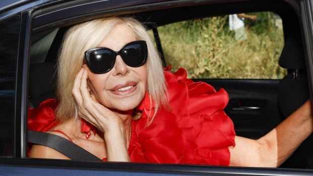 Bibiana Fern&aacute;ndez en el acceso a la boda de Jaime Cantizano. (Foto: Gtres)