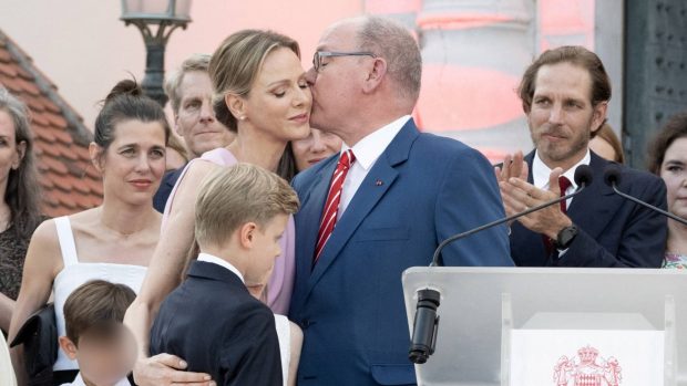El pr&iacute;ncipe Alberto dando un beso a Charlene de M&oacute;naco. (Foto: Gtres)