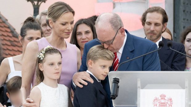 Alberto de M&oacute;naco dando un beso a su hijo Jacques. (Foto: Gtres)
