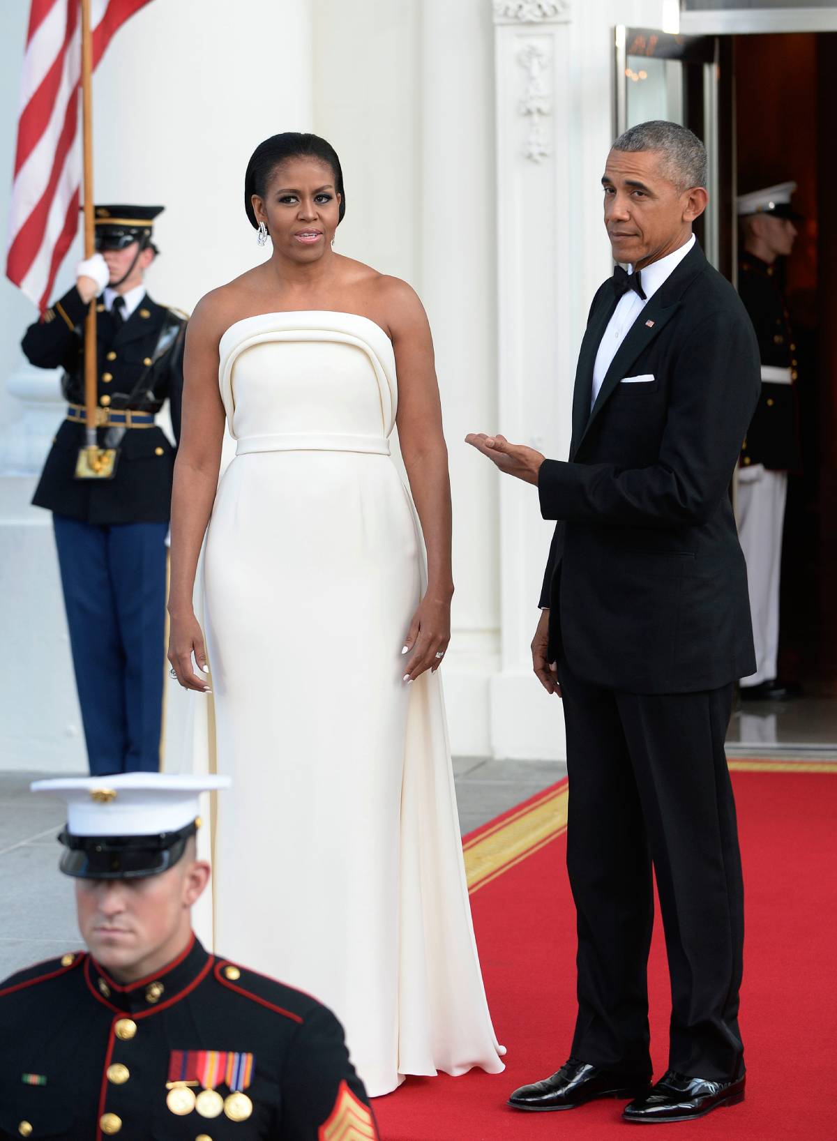 El presidente Barack Obama se&ntilde;alando a su esposa Michelle durante la cena de Estado para Singapur. (Gtres)