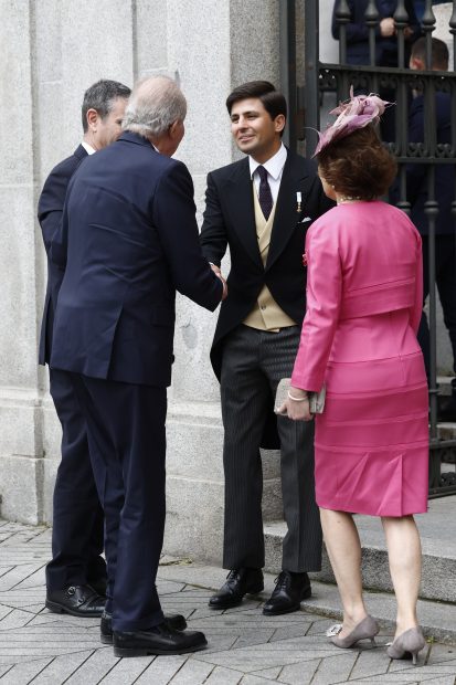 El saludo de Juan Urquijo al rey Juan Carlos I antes de que se destapara su relaci&oacute;n con Irene Urdangarin. (FOTO: GTRES)
