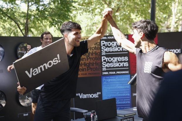 Carlos Alcaraz junto a &Oacute;scar Casas. (FOTO: GTRES)