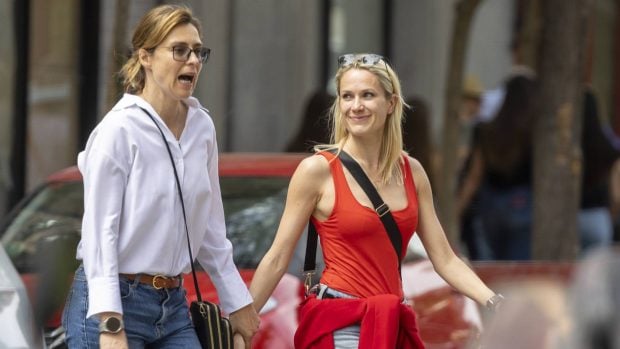 Sandra Barneda y su novia, Pascalle Paerel paseando. (Foto: Gtres)