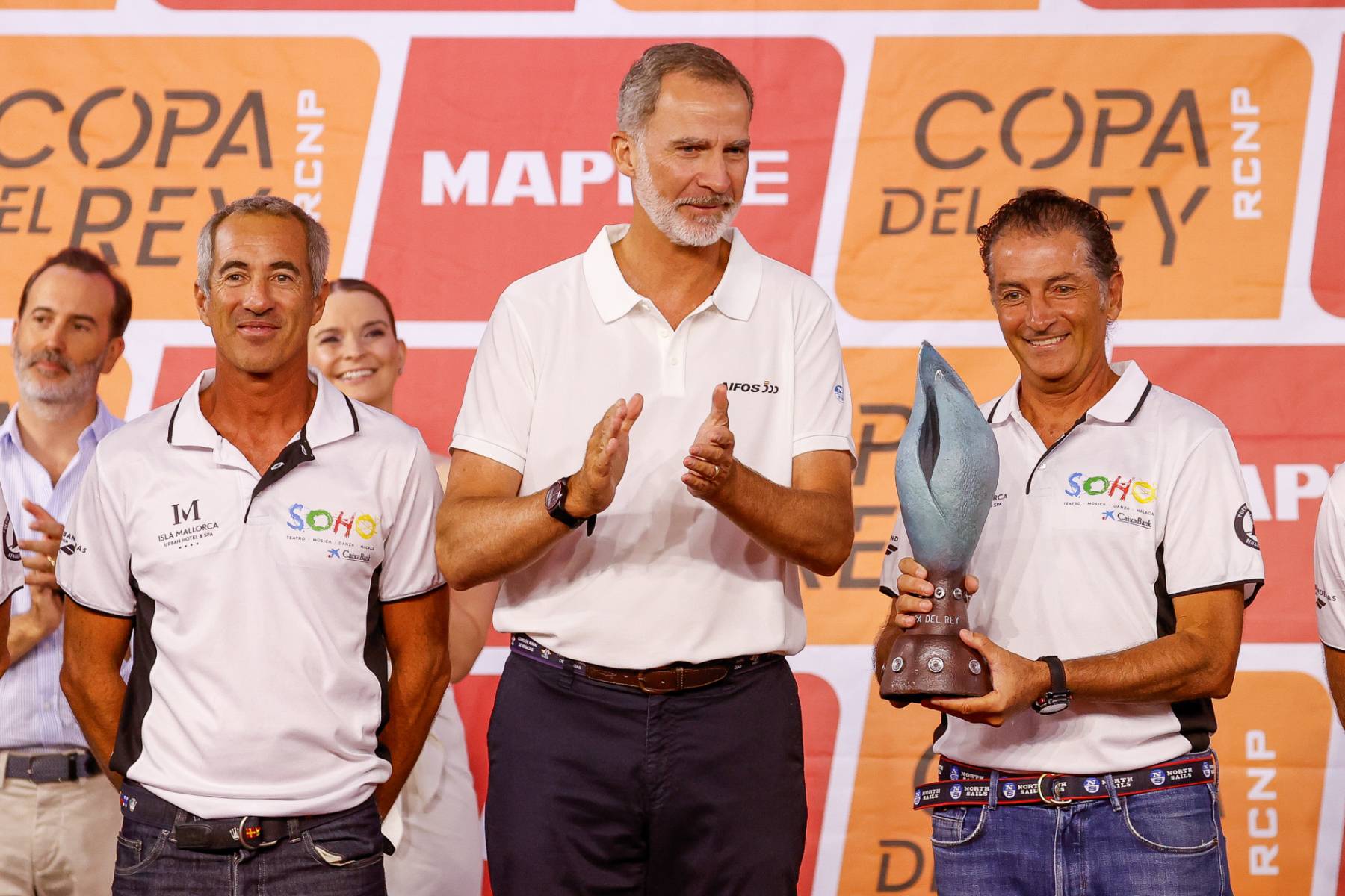 El Rey Felipe VI y Javier Banderas durante una competici&oacute;n de vela. (Foto: Gtres)