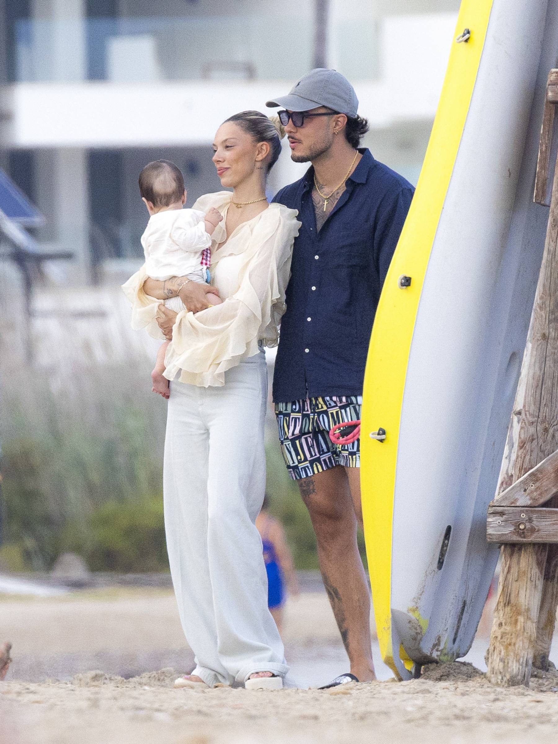 Carlo Costanzia y Alejandra Rubio junto a su hijo en Ibiza. (Foto: Gtres)