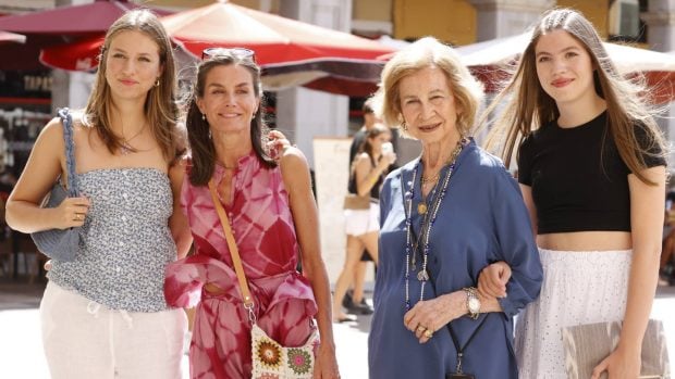 La princesa Leonor, la Reina Letizia, Doña Sofía y la infanta Sofía. (Foto: Gtres)