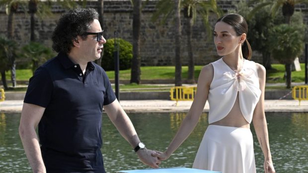 Mar&iacute;a Valverde y Gustavo Dudamel de la mano. (Foto: Gtres)