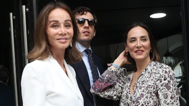 De izquierda a derecha. Isabel Preysler, &Iacute;&ntilde;igo Onieva y Tamara Falc&oacute;. (Foto: Gtres)
