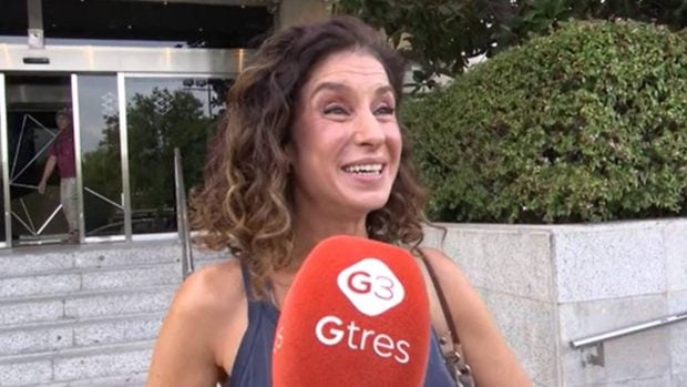 Vanessa Garc&iacute;a atendiendo a los medios. (Foto: Gtres)