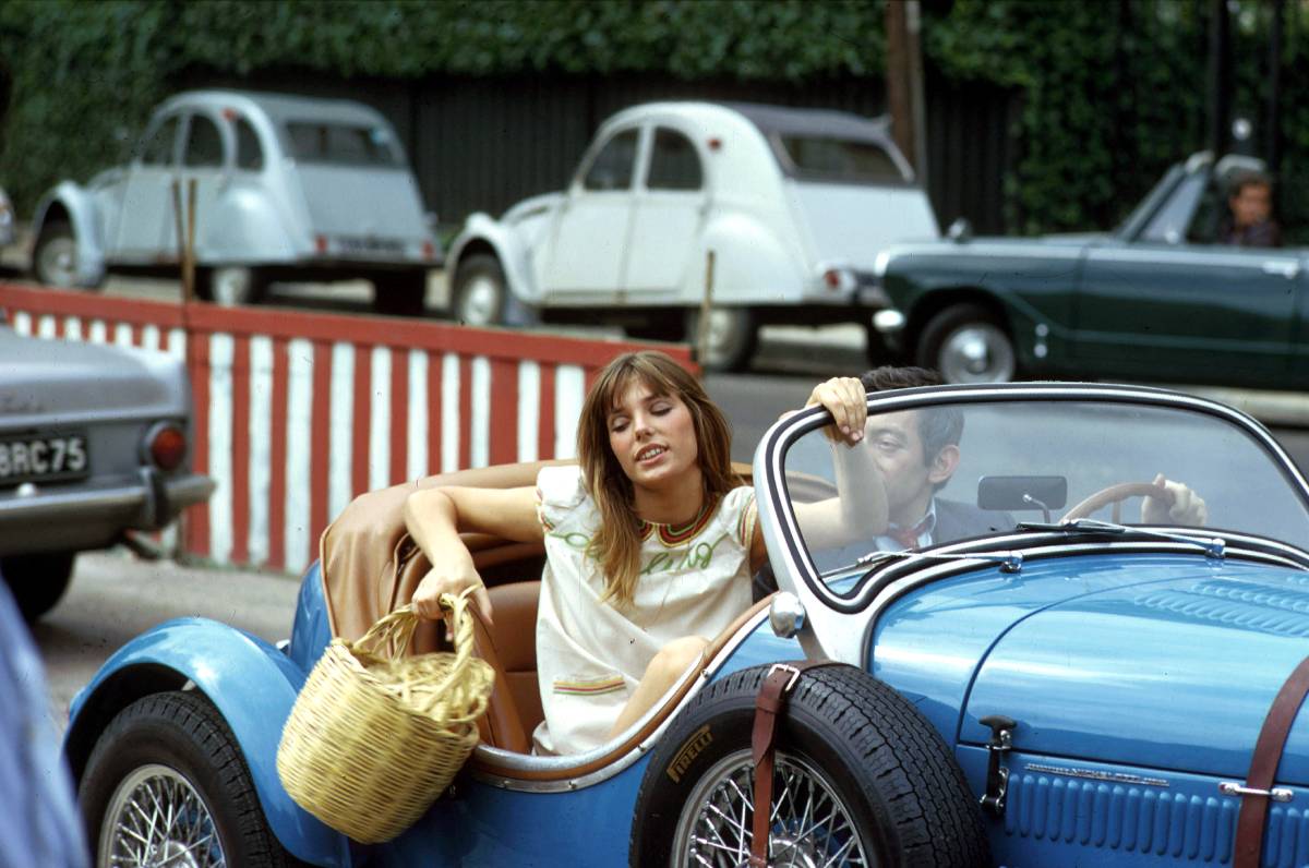 Jane Birkin y Serge Gainsbourg en un coche descapotable en 1968, en el rodaje de la pel&iacute;cula Slogan. (Gtres)