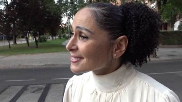 Rosa L&oacute;pez atendiendo a la prensa. (Video: Gtres)