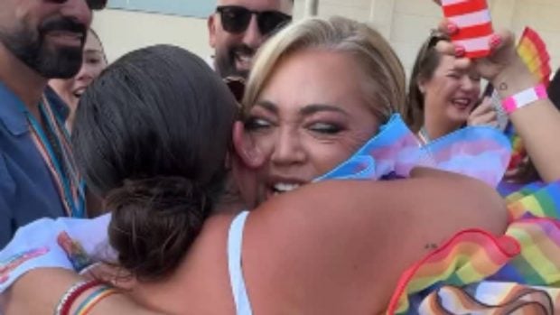 Anabel y Bel&eacute;n d&aacute;ndose un abrazo. (Foto: Instagram)