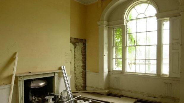 Una de las estancias, en obras, de la nueva residencia de los pr&iacute;ncipes de Gales. (Foto: Gtres)