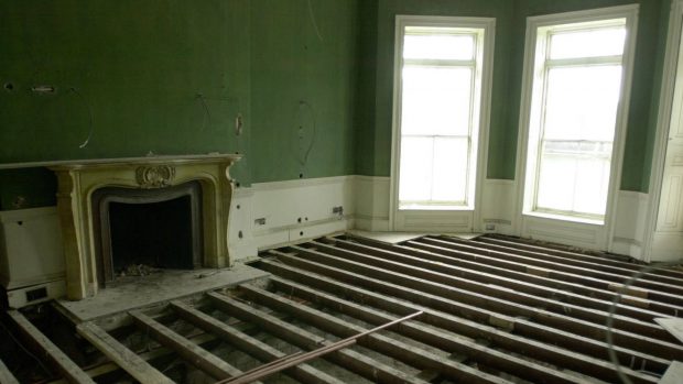 Una de las estancias, en obras, de la nueva residencia de los pr&iacute;ncipes de Gales. (Foto: Gtres)