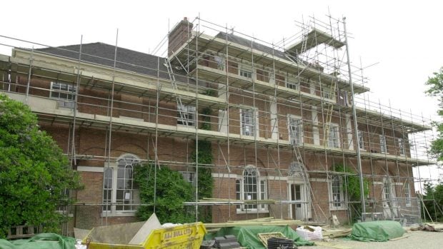 La fachada, en obras, de la nueva residencia de los pr&iacute;ncipes de Gales. (Foto: Gtres)