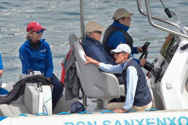 La infanta Elena y el rey em&eacute;rito Juan Carlos I en Sanxenxo, el 13 de julio de 2025. (Gtres)
