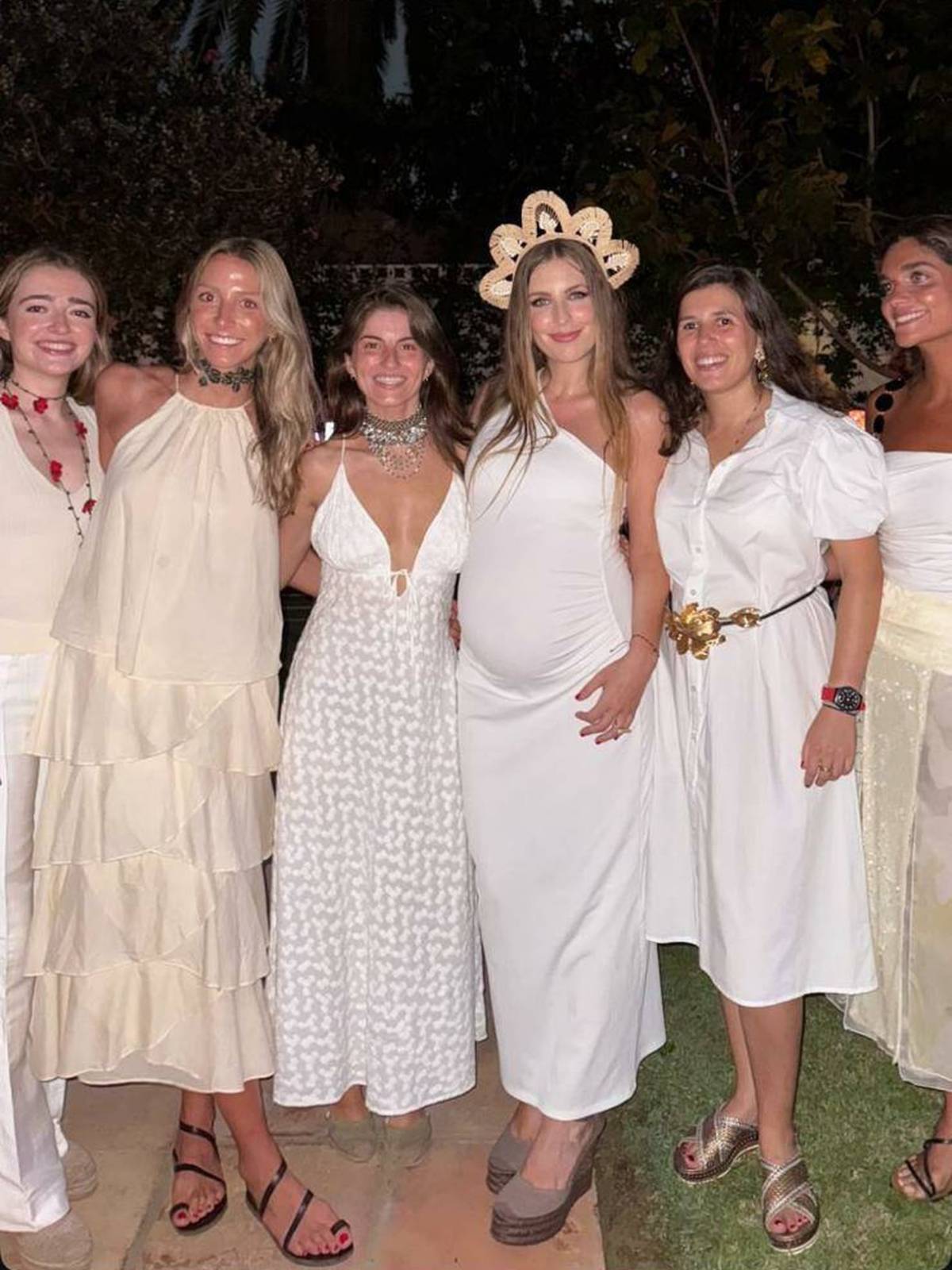 Teresa Urquijo y sus amigas posan sonrientes en la la fiesta de verano de Luisa Bergel. (Redes Sociales)