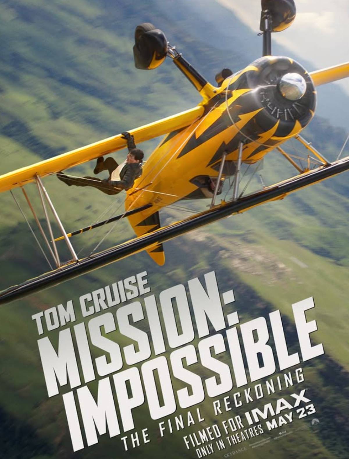 Un cartel promocional de Mission: Impossible &ndash; The Final Reckoning, donde se ve a Tom Cruise colgado literalmente del ala del mismo avi&oacute;n amarillo. (Redes Sociales)