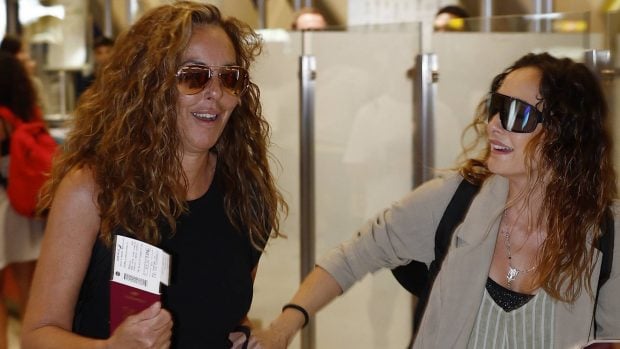 Roc&iacute;o Carrasco en el aeropuerto. (Foto: Gtres)