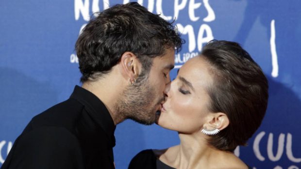 &Aacute;lex Garc&iacute;a y Ver&oacute;nica Echegui d&aacute;ndose un beso en un photocall. (Foto: Gtres)