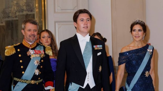 El heredero de la Corona de Dinamarca junto a sus padres Mary Dinaldson y el rey Federico. (Foto: Gtres)