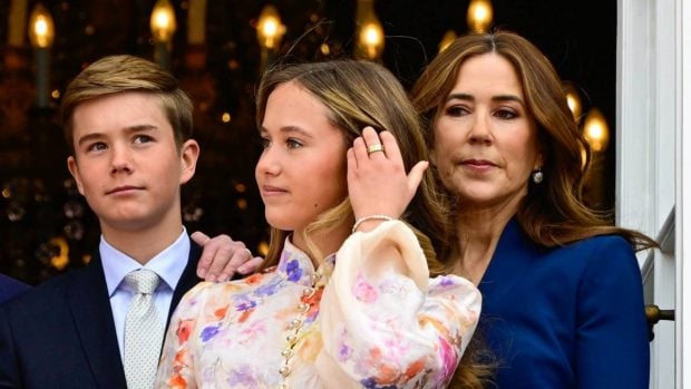 Los mellizos Josephine y Vicent junto a su madre, Mary de Dinamarca. (Foto: Gtres)