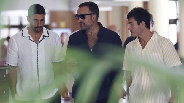 &Aacute;lex Garc&iacute;a y dos amigos en el tanatorio de La Paz, en Madrid. (Foto: Gtres)