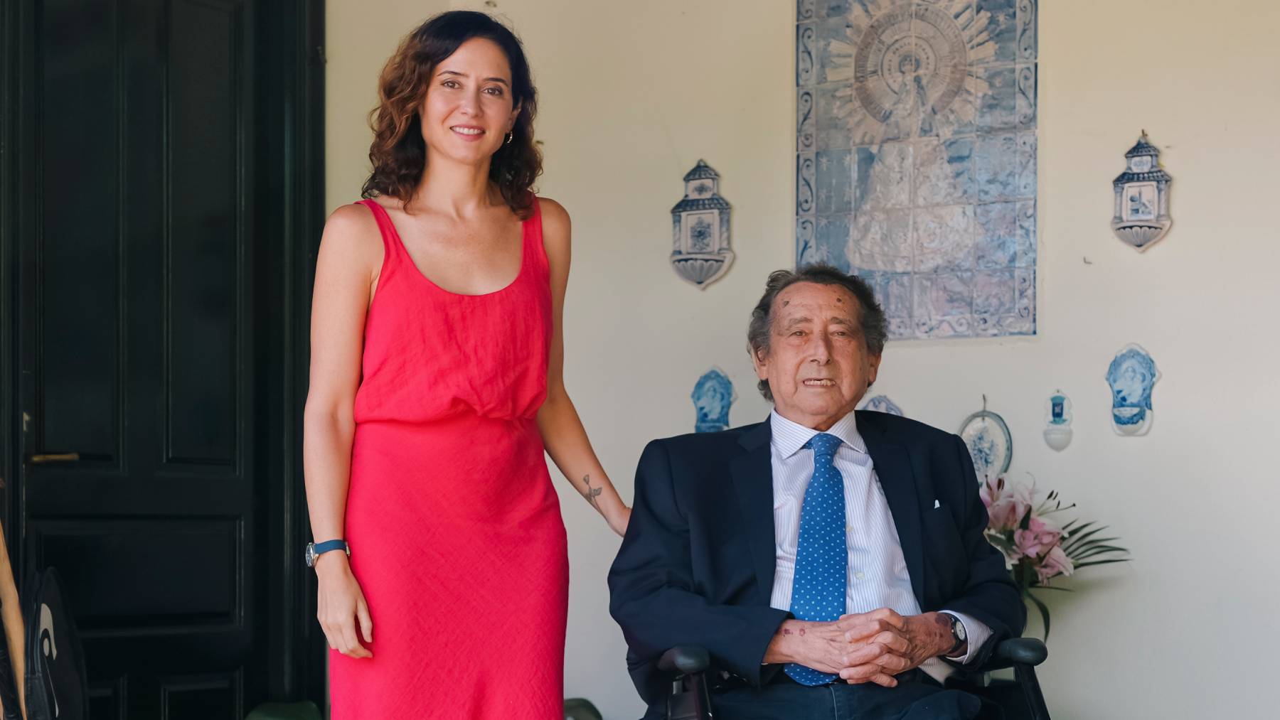 Isabel Díaz Ayuso entregando el Premio de Cultura 2025 de la Comunidad de Madrid. (Foto: Gtres)