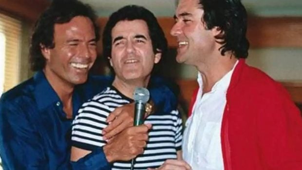 Julio Iglesias junto al D&uacute;o Din&aacute;mico. (Foto: redes sociales)