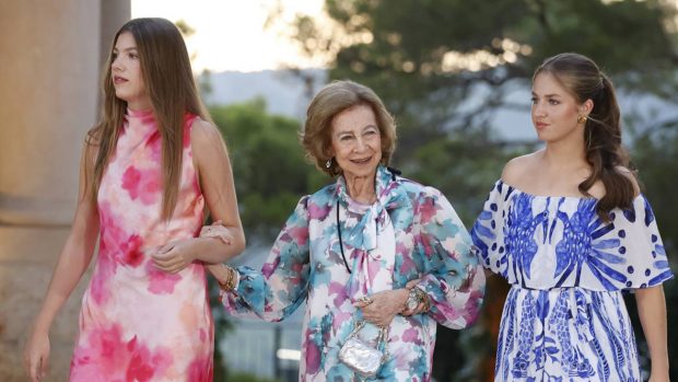 La Reina Sofía y sus nietas, la infanta Sofía y la princesa Leonor. (Foto: Gtres)