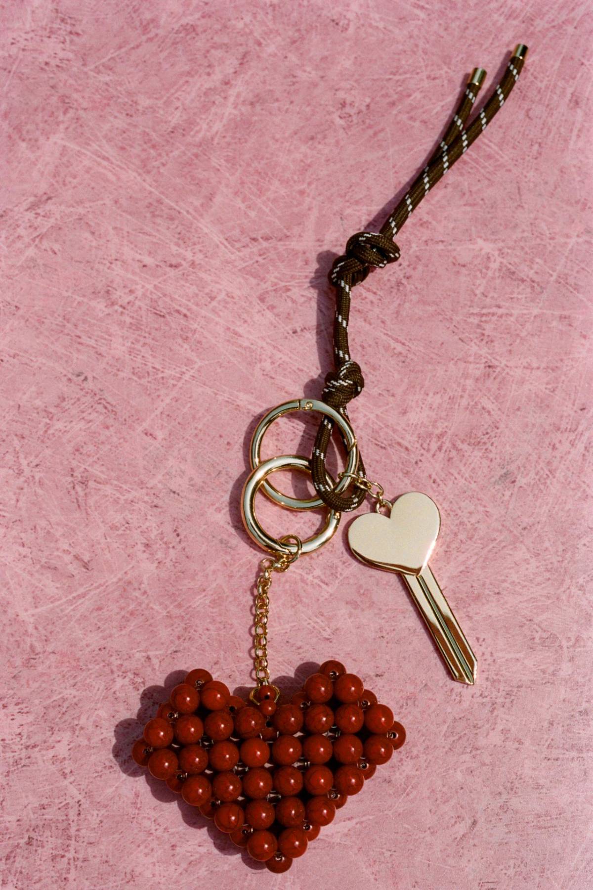 Charm de coraz&oacute;n rojo con bolitas + llave en forma de coraz&oacute;n. Zara