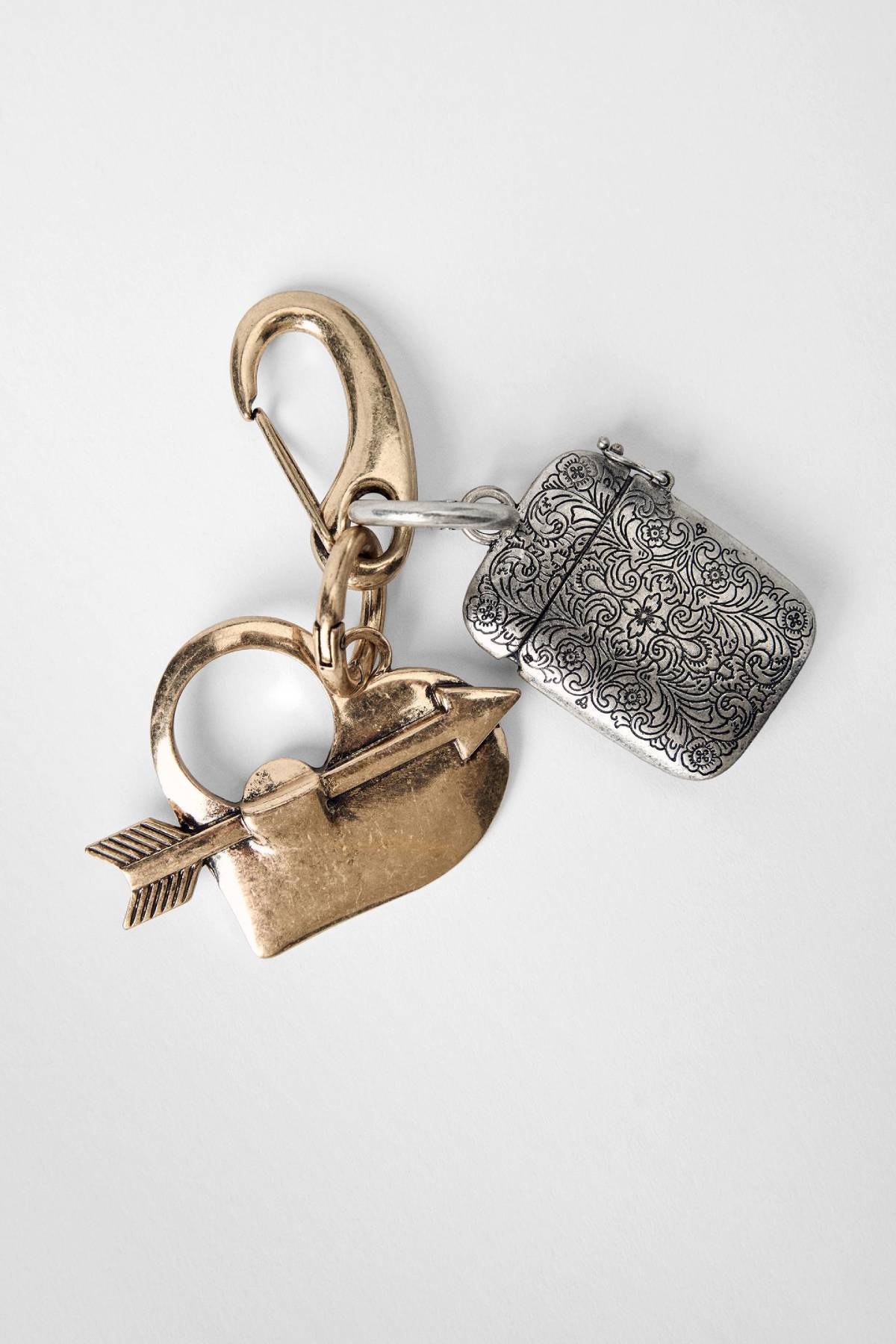 Charm de coraz&oacute;n rojo con bolitas + llave en forma de coraz&oacute;n. Zara