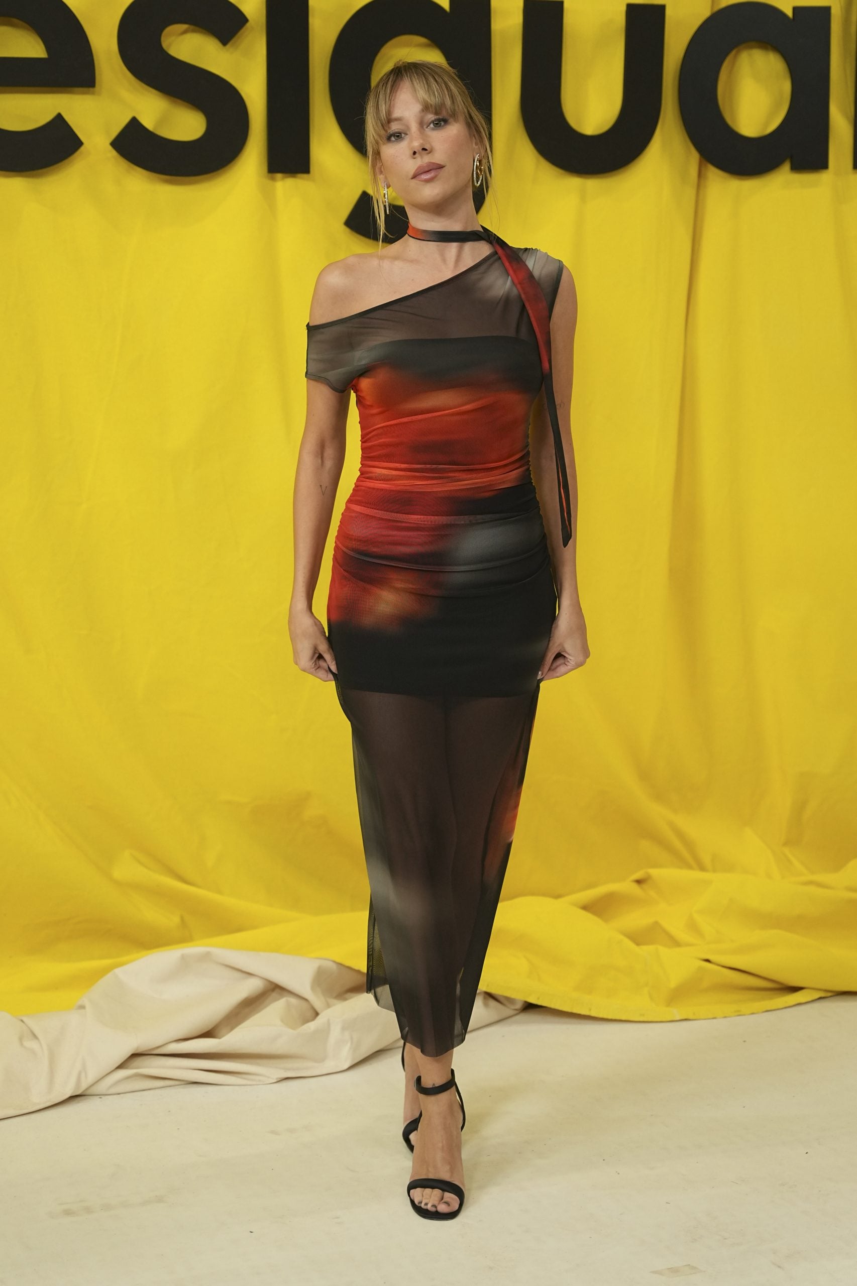 Ester Exp&oacute;sito en el desfile de Desigual. (Foto: Gtres)