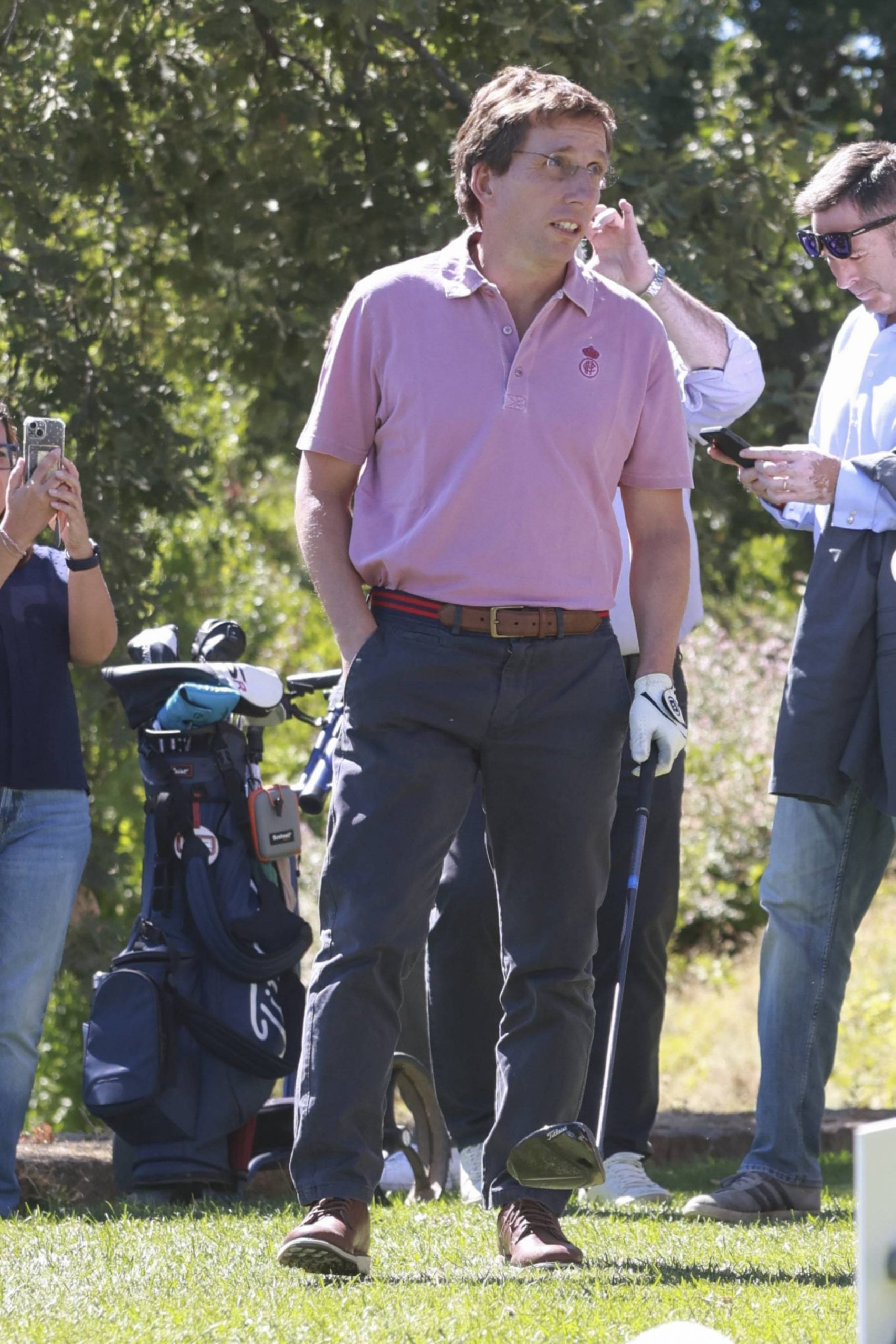 Jos&eacute; Luis Mart&iacute;nez -Almeida en un partido de golf. (Foto: Gtres)