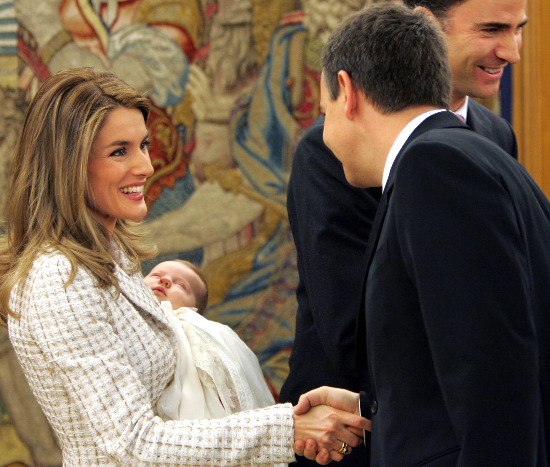 Los Reyes Felipe y Letizia en el bautizo de la infanta Sof&iacute;a. (Foto: Gtres)