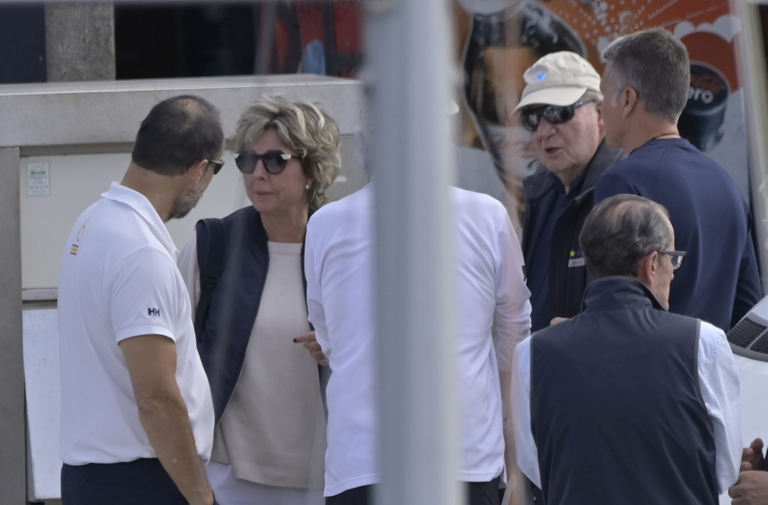 Simoneta G&oacute;mez-Acebo, habitual en Sanxenxo, conversa con su t&iacute;o Juan Carlos I en el muelle. (Gtres)