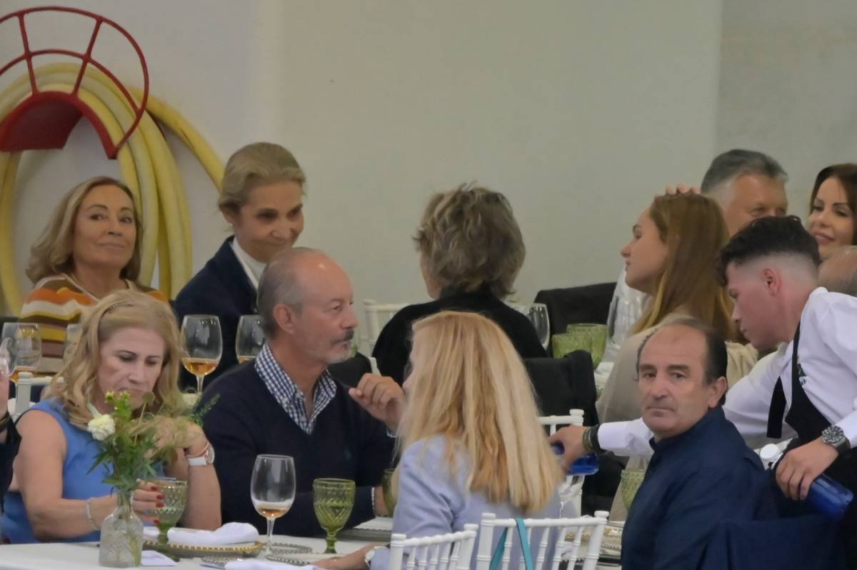 La infanta Elena, Irene Urdangarin y Simoneta G&oacute;mez-Acebo disfrutan de la velada en la batea. (Gtres)