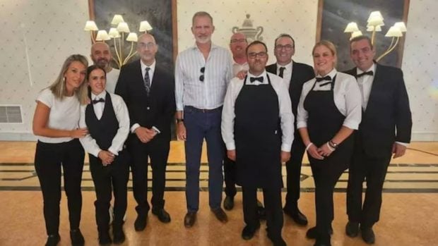 Felipe VI con los trabajadores del restaurante del Hotel Ciudad de &Uacute;beda, (Foto: Redes sociales)
