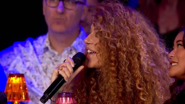 Sof&iacute;a Cristo y Sandra Ly en el p&uacute;blico de 'Bailando con las estrellas'. (Foto: Telecinco)