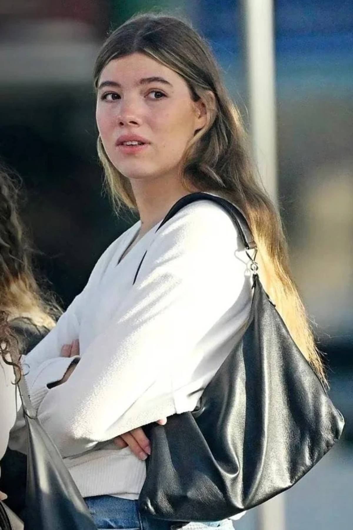 La infanta Sof&iacute;a con el bolso negro de hombro con forma de media luna. (@theprincessesroyals)