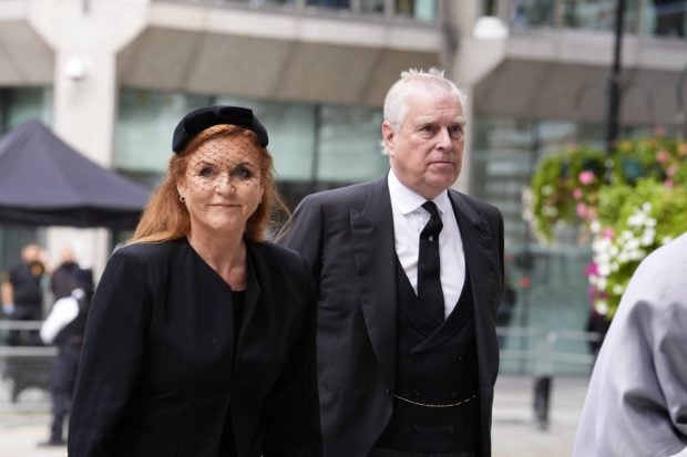 Sarah Ferguson y el pr&iacute;ncipe Andr&eacute;s en el funeral de la duquesa de Kent. (Foto: Gtres)