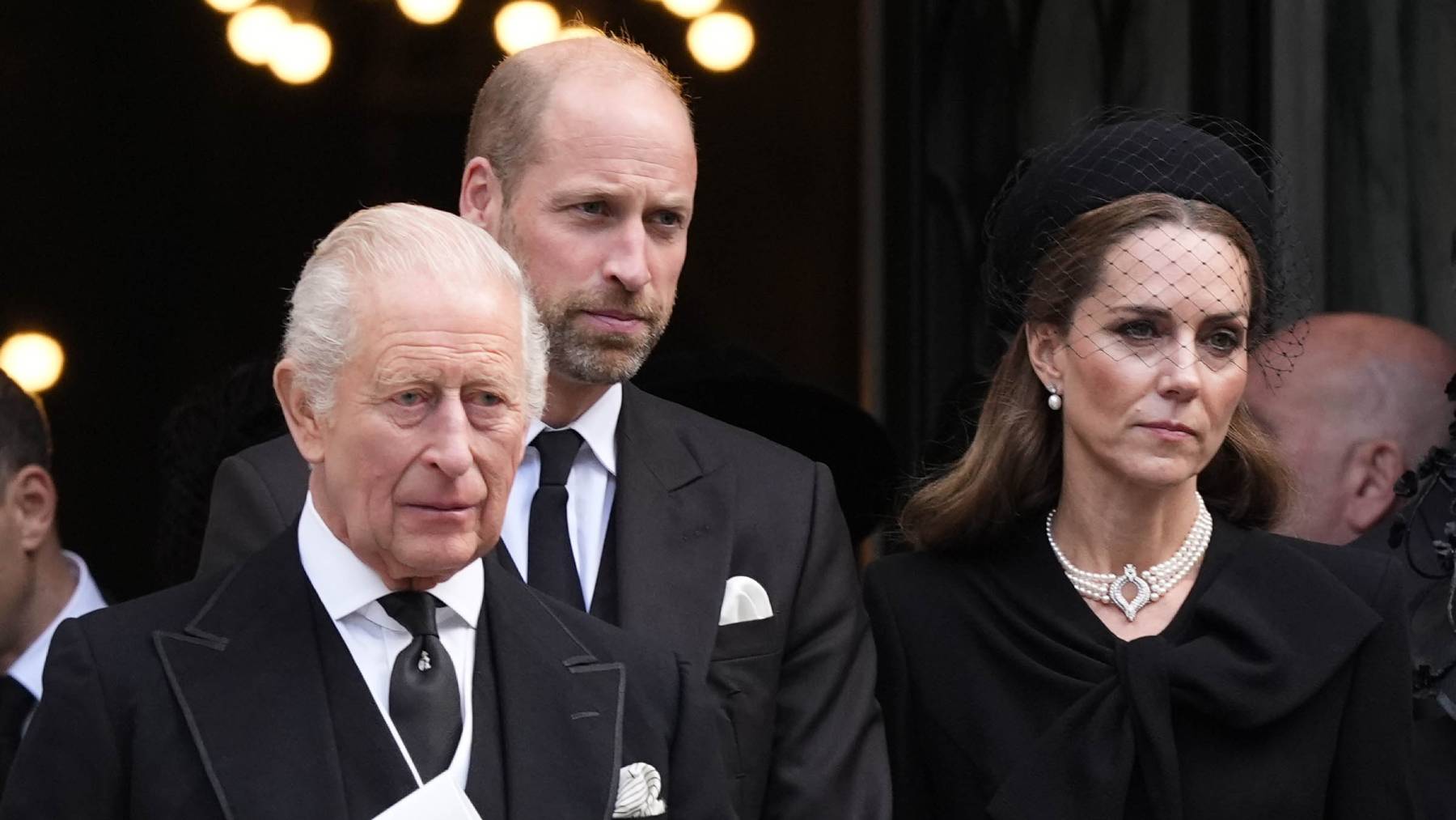El rey Carlos III y los pr&iacute;ncipes de Gales. (Foto: Gtres)