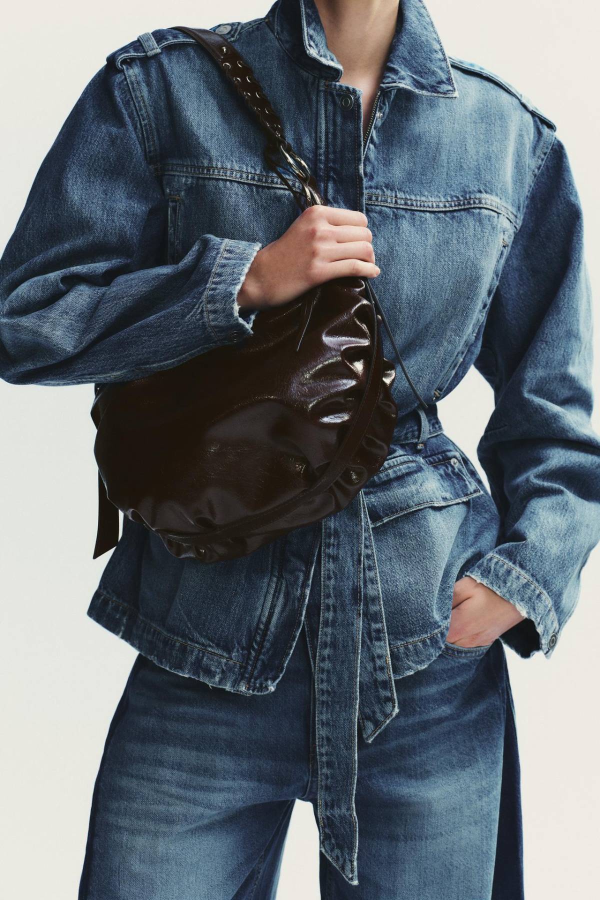 Zara bolso marr&oacute;n en forma de luna