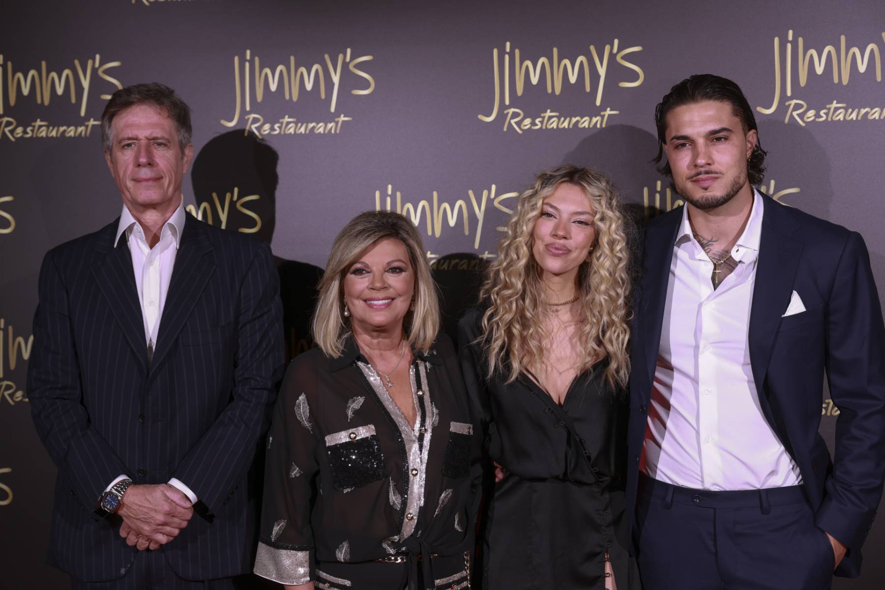Terelu Campos y Alejandra Rubio junto a Carlo Costanzia padre e hijo. (Foto: Gtres)