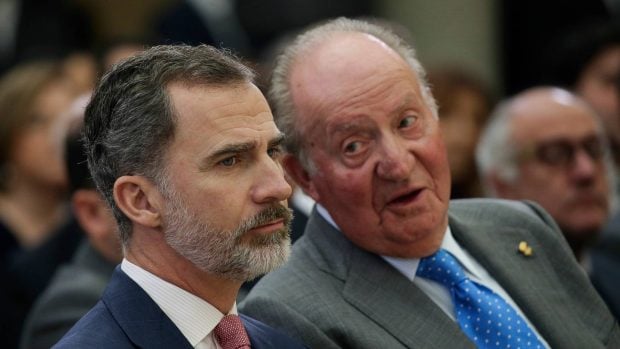 El Rey Felipe VI y Juan Carlos I en un acto oficial. (Foto: Gtres)