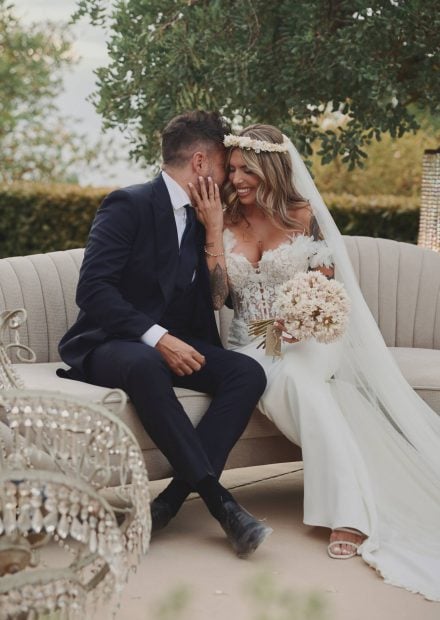 Pablo L&oacute;pez y Laura Rubio en su boda en C&aacute;diz. (Foto: Gtres)