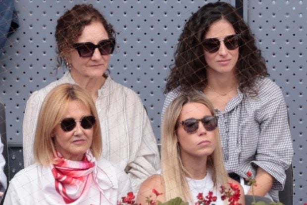 Maribel Nadal junto a su madre y su cuñada, Mery Perelló, a la que conoció en el colegio. (FOTO: GTRES)